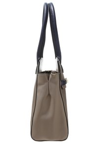 Taška přes rameno s měkkým, béžovým texturovaným dnem, námořnickými koženými popruhy a černým lemováním. Má bezpečné zavírání a minimální kovové detaily.