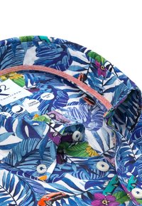 Kortekraagshirt van een blauw katoen-linnenmix met een tropisch bladeren- en bloemenpatroon; voorzien van een roze kraagafwerking en witte knopen.