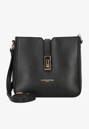 Borsa a tracolla nera in pelle con superficie testurizzata, hardware dorato e chiusura magnetica. Caratterizzata da una lunga tracolla regolabile.