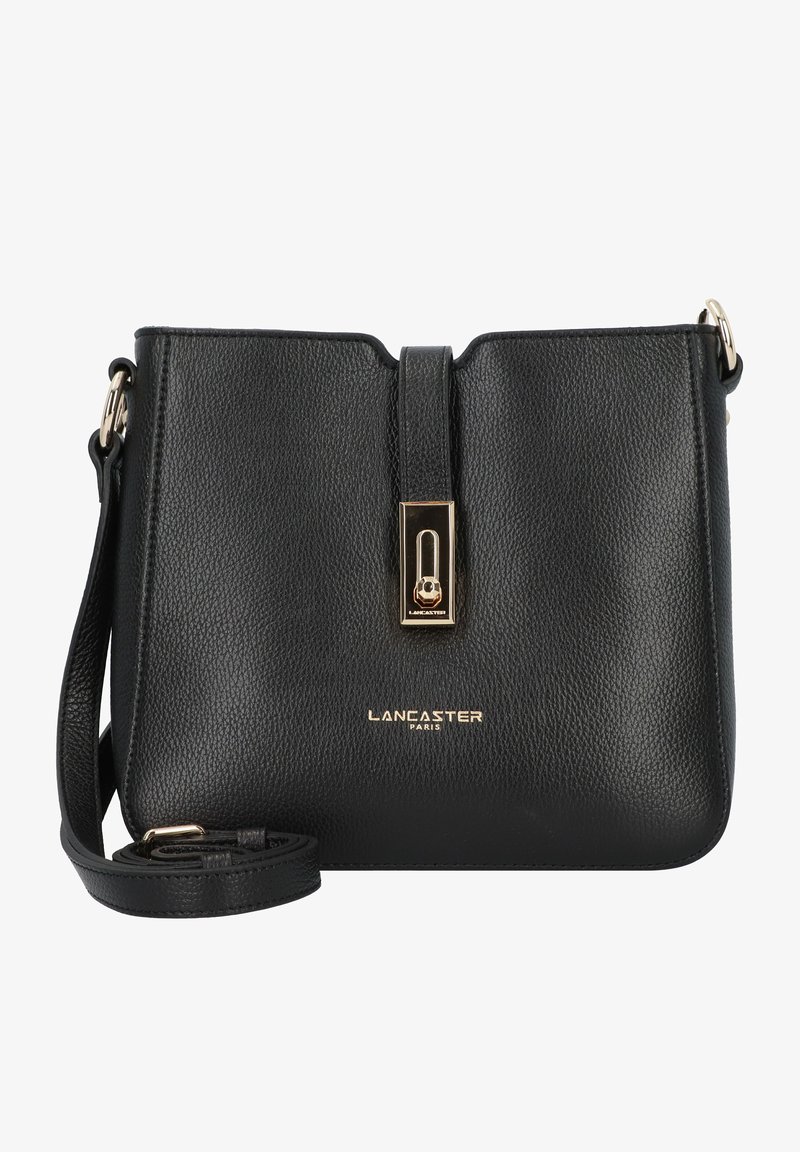 Borsa a tracolla nera in pelle con superficie testurizzata, hardware dorato e chiusura magnetica. Caratterizzata da una lunga tracolla regolabile.