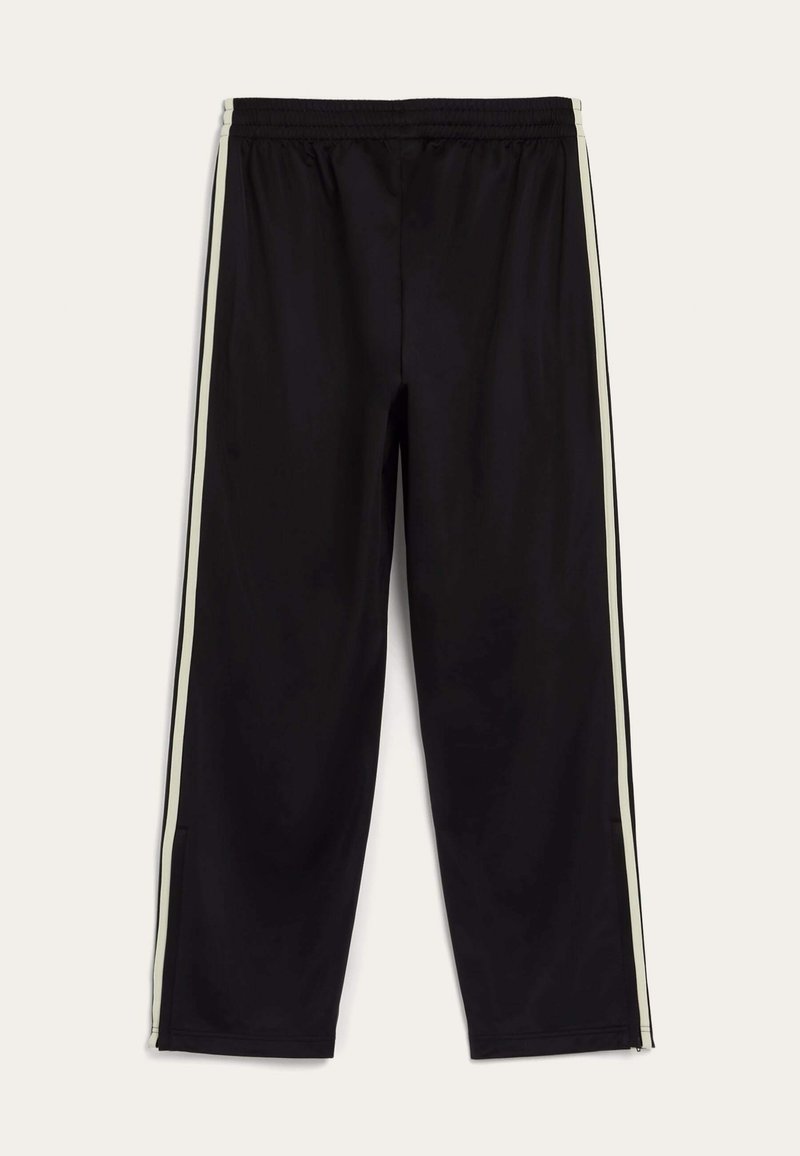 Sorte sportbukser med en glat overflade, elastisk talje og kontrasterende hvide sidestel; lige ben-design uden synlige lukninger.