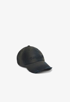 Casquette en coton noire avec une visière incurvée, un tissu usé et un texte brodé à l'avant. L'arrière comporte une fermeture réglable.