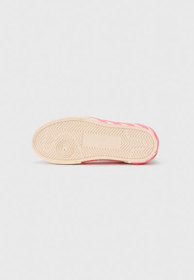 Adidași roz strălucitor cu o talpă din cauciuc texturată, având un design în zig-zag. Talpa este de o culoare deschisă, cu un model pentru aderență.