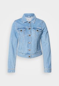 Ανοιχτό μπλε τζιν μπουφάν με εφαρμοστή γραμμή, κλείσιμο με κουμπιά, δύο τσέπες στο στήθος και κλασικό γιακά. Διακριτική ραφή στο σχεδιασμό.