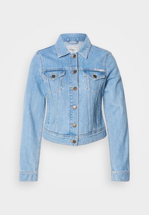 Chaqueta vaquera azul claro con diseño ajustado, cierre de botones, dos bolsillos en el pecho y cuello clásico. Detalle distintivo de costuras.