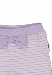 Lilac raidoitettu housut paksulla vyötärönauhalla ja yhteensopivalla solmulla edessä. Pehmeää kangasta, jossa on sivutaskut ja brändilappu sivussa.