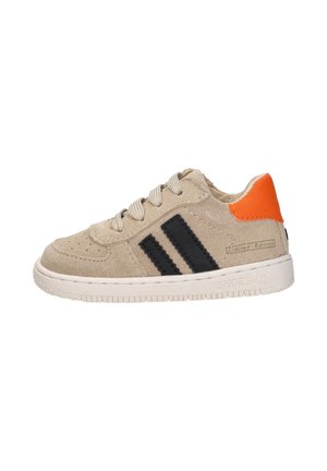 Beige suède sneaker met zwarte strepen, beige veters, oranje hielstuk, geperforeerde neus en witte zool met de tekst "SHOESME" en "Limited Edition".