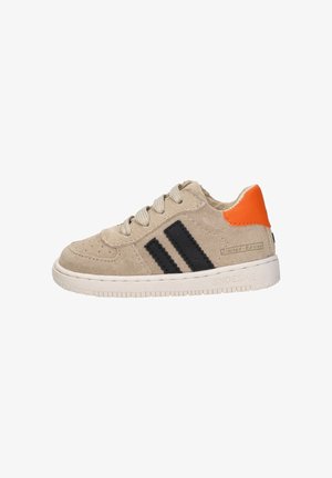 Beige suède sneaker met zwarte strepen, beige veters, oranje hielstuk, geperforeerde neus en witte zool met de tekst "SHOESME" en "Limited Edition".