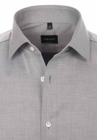 Grijze lange mouwen shirt met een moderne pasvorm, voorzien van een spread collar, witte knopen en subtiele textuurstof. Etiket leest "VENTI."