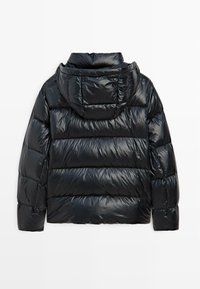Zwarte pufferjack met een capuchon, geborduurd ontwerp met horizontale naden en een glanzende afwerking. Gelaagd buitenmateriaal.
