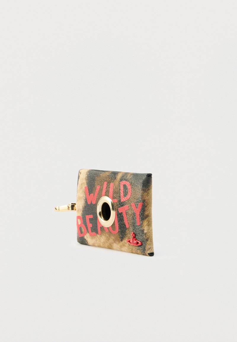 Pung med leopardprintdesign og teksten "VILD SKØNHED" i rødt. Guld hardware-accents og tekstureret overflade. Kompakt rektangulær form.
