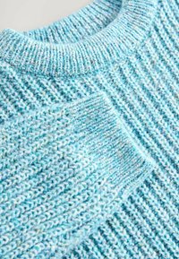 Maglione lavorato a maglia di colore blu chiaro con un motivo a coste, colletto rotondo e finitura texture con sottili variazioni di tonalità.