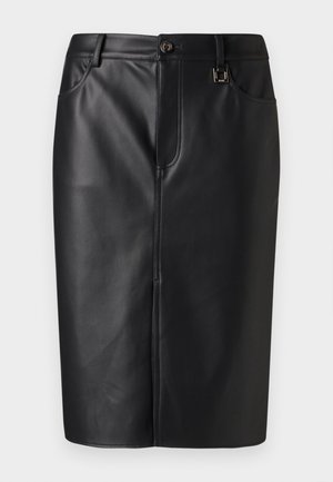 Fustă creion din piele neagră cu o textură netedă, slit frontal, buzunare laterale și închidere cu nasture la talie. Design minimalist.