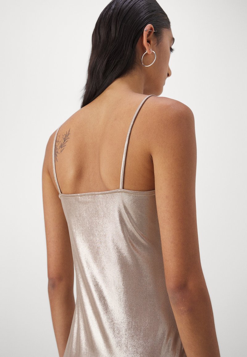 calvin klein champagne dress Calvin Klein Women's Off The Shoulder Gown with Ruched Detail, Champagne, 8 at Amazon Women's Clothing store
