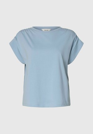 Lichtblauw T-shirt met korte mouwen, losse pasvorm, ronde hals en licht geplooide schouderdetails, afgebeeld op een effen achtergrond.