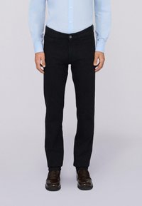 Svarta denimbyxor med smal passform, med framknäppning och femficksdesign. Slät textur och minimal sömdekor.