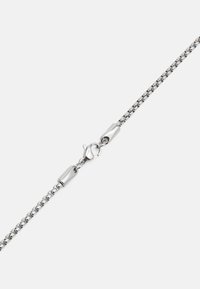 Collier en métal argenté composé de petites maillons ronds, avec un fermoir à homard et une finition lisse et polie.
