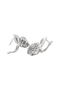 Orecchini a forma di fiore in argento con un grappolo di piccoli cristalli trasparenti al centro e accenti simili a petali; chiusura a leva.