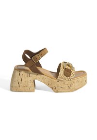 Braune Wildleder-Sandalette mit Knödelriemen und Korkplattform. Mit einem geflochtenen Strohelement, das mit goldfarbenen Beschlägen dekoriert ist. Geschlossene Zehenpartie.