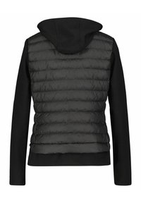 Sort hættetrøje med en quilted puffer sektion på ryggen, glatte stofærmer og en snøre i hætten.