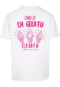 Hvid T-shirt med tre pink illustrerede isvafler, med teksten "CONO DI GELATO" ovenfor og "LA FELICITÀ È UN CONO DI GELATO" nedenfor.
