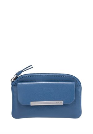 Cartera de cuero azul con un acabado texturizado, forma rectangular, cierre de cremallera y un bolsillo frontal que presenta un acento de hardware en tono plateado.