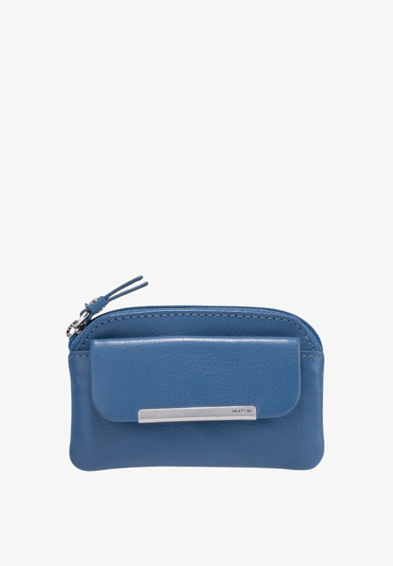 Portafoglio blu in pelle con finitura testurizzata, forma rettangolare, chiusura con zip e tasca anteriore con un accento in metallo argentato.