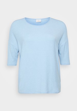 Maglietta azzurra chiaro a maniche corte con scollatura rotonda, texture morbida, vestibilità ampia e orlo dritto. Etichetta visibile vicino al colletto.