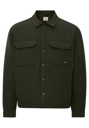 Chaqueta verde oscuro hecha de una tela de textura suave. Presenta grandes bolsillos en el pecho, un collar puntiagudo y cierre de botones a presión.