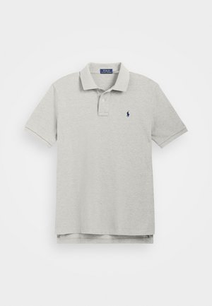 Polo à manches courtes gris clair avec col et deux boutons, avec un petit logo sombre représentant un cheval et son cavalier sur la poitrine gauche.