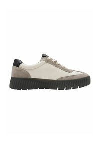 Sneakers in pelle beige con accenti in suede grigio, linguetta nera sul tallone e suola in gomma nera testurizzata. Presentano lacci e cuciture visibili.