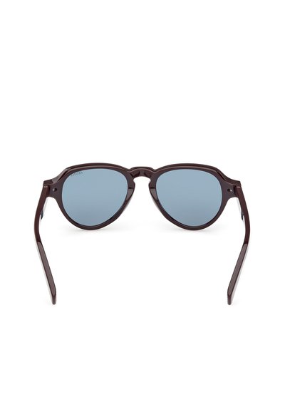 Kulaté sluneční brýle s tmavě burgundskými rámy a modrými čočkami. Mají tenké nožičky a hladký, lesklý povrch. Žádné viditelné logo.