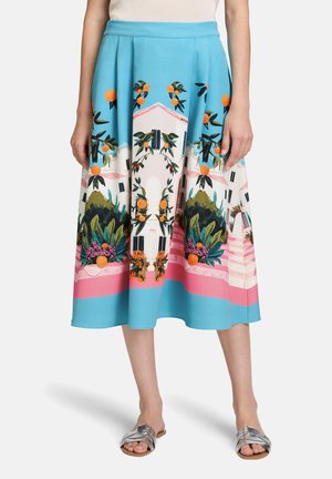 Une jupe bleue ornée d'imprimés floraux et fruités éclatants, avec des plis et une bordure contrastante rose à l'ourlet. Fabriquée en tissu lisse.
