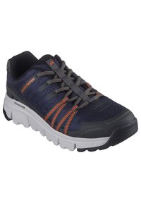 Chaussure de sport Skechers avec une tige en mesh bleu marine agrémentée d'accents orange et gris, une semelle blanche rembourrée et des lacets ronds.
