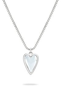 Sølv halskæde med en hjerteformet vedhæng med en glat, lyseblå overflade, indsat i en poleret sølvramme. Teksturede kædelinker.