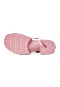 Sole di sandalo rosa con superficie liscia e scanalature orizzontali per la trazione e un design arrotondato. Materiale leggero e flessibile.