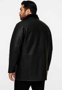 CYCAS D'OR APPOLLO SHEARLING LAMMY - Short coat - black