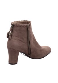 Braunes Wildleder-Ankle-Boot mit spitzer Zehenform, seitlichen Reißverschlüssen und Quastenakzenten. Verfügt über einen gestickten Kragen und einen moderaten Absatz.