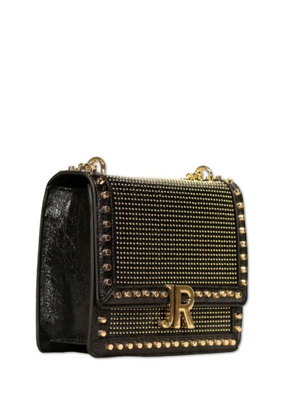 Borsa a tracolla nera in pelle con dettagli in metallo dorato a borchie, forma quadrata, finitura texturizzata e un distintivo logo "JR" sulla patta anteriore.
