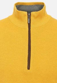 Żółty pulower z ćwierć zamkiem o teksturowanym wzorze, z kontrastowym brązowym zamkiem i szarym podszyciem.