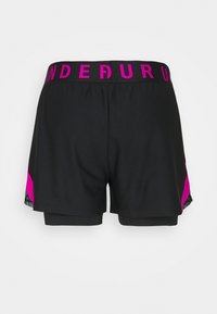 Pantalones cortos deportivos negros con una ancha cintura magenta con la palabra "UNDER" impresa. Detalles laterales en magenta y malla para mayor transpirabilidad.