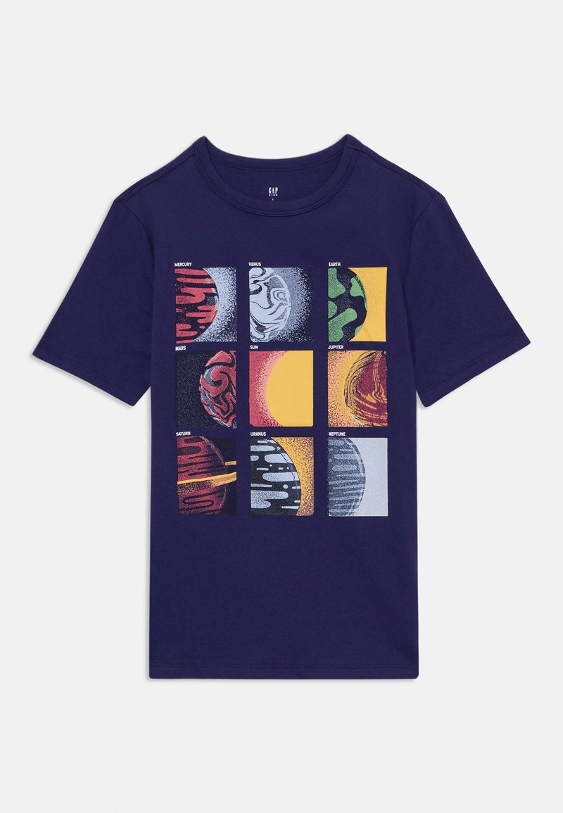 T-shirt en coton bleu marine avec un graphique de neuf designs de planètes colorées dans des carrés avec des textures et des motifs variés.