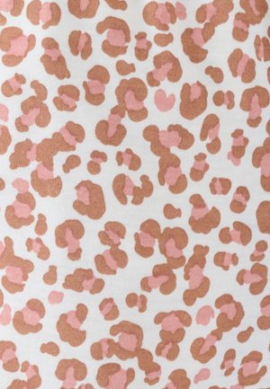 Tela con estampado de leopardo que presenta formas irregulares en marrón claro y rosa suave sobre un fondo blanco. La textura parece lisa.