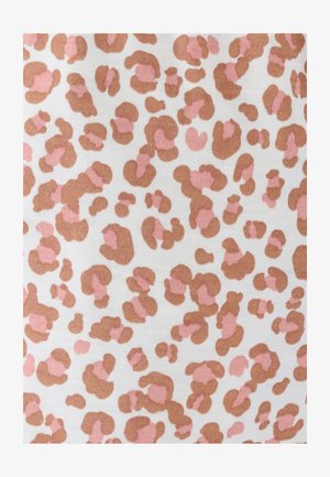 Tela con estampado de leopardo que presenta formas irregulares en marrón claro y rosa suave sobre un fondo blanco. La textura parece lisa.