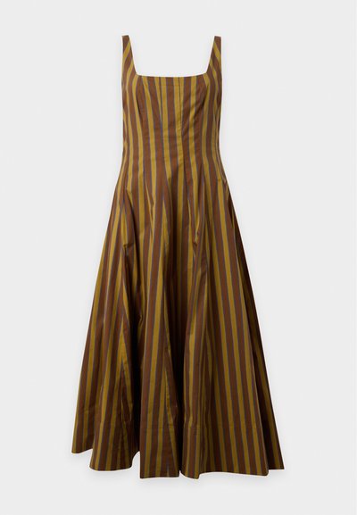 Robe marron sans manches avec des rayures verticales moutarde et grises, encolure carrée, corsage ajusté et jupe large évasée.