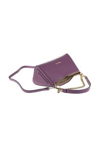 Paarse leren driehoekige schoudertas met gouden kettingdetail en ritsopening, weergegeven op een witte achtergrond.