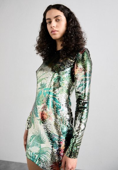 Bodycon-mekko, jossa on hopeanvärisiä paljetteja ja trooppinen kukkakuosi vihreän ja punaisen sävyissä. Pitkät hihat ja korkea pääntie.