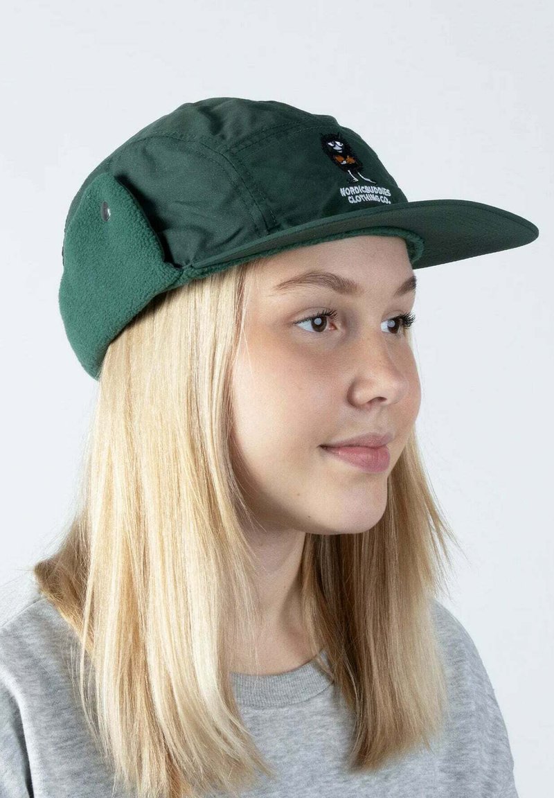 Vihreä nylonkypärä, jossa on pehmeä fleecevuori. Varustettu litteällä lierillä ja brodeeratulla kuviolla etupanelissa.