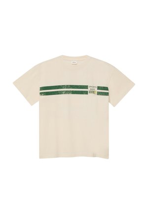 Beżowa koszulka z krótkim rękawem z dwoma poziomymi zielonymi paskami i napisem „SPORTS DEPT.” po prawej stronie klatki piersiowej.