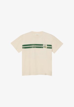 Beżowa koszulka z krótkim rękawem z dwoma poziomymi zielonymi paskami i napisem „SPORTS DEPT.” po prawej stronie klatki piersiowej.